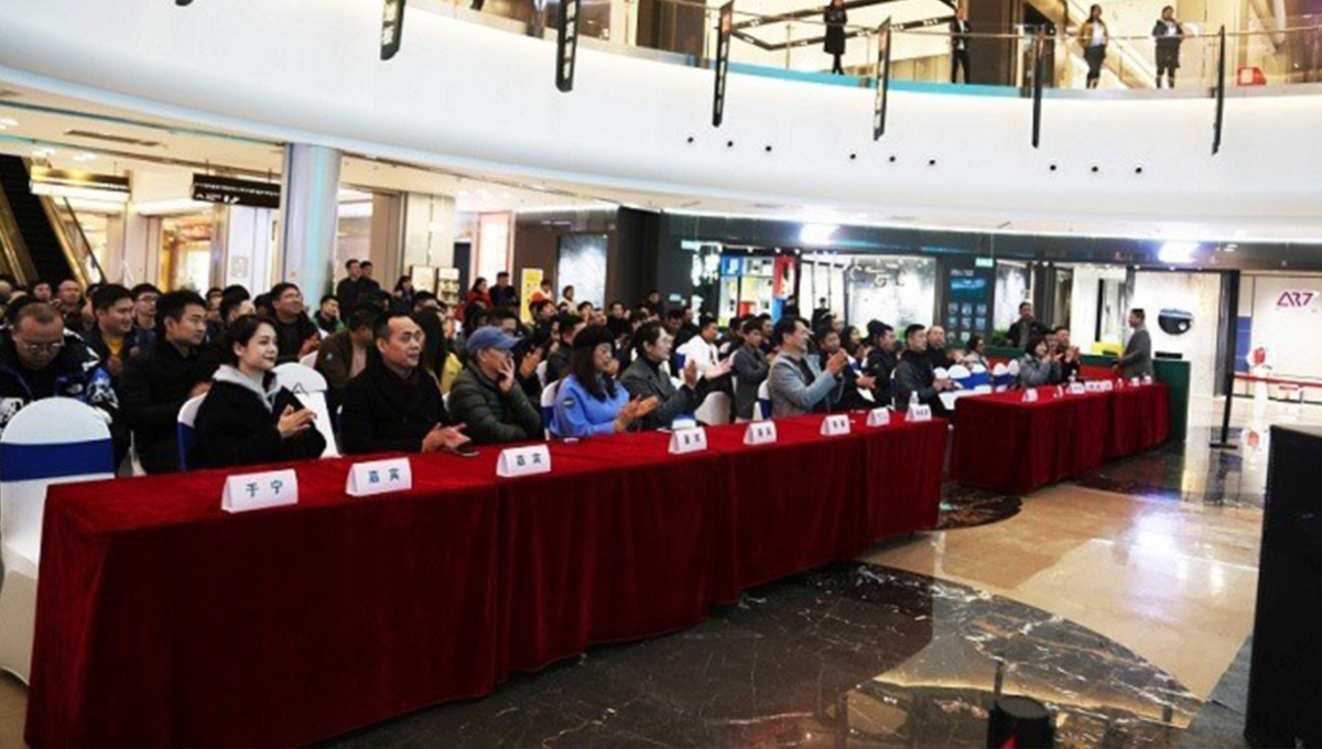 茄子视频色版在线观看攜手設計大咖何武賢，